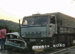 "Семерку" подмяло под КамАЗ в страшной аварии под Новороссийском