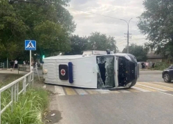 Машина скорой помощи перевернулась на дороге в Армавире: есть пострадавшие