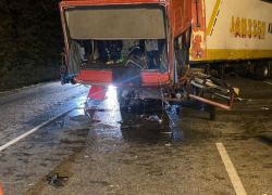 В Краснодарском крае большегруз выехал на встречку и врезался в «ГАЗель»