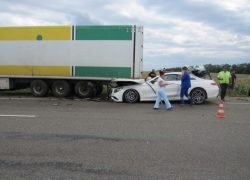  В аварии со стоящей на обочине фурой погибли два человека на Кубани 
