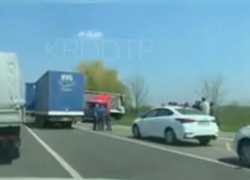 Один человек пострадал в ДТП с двумя фурами под Краснодаром