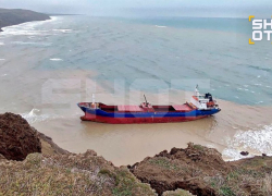 11 человек спаслись с севшего на мель сухогруза у берега Краснодарского края