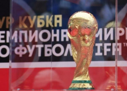 В Краснодар прибыл кубок чемпионата мира по футболу из чистого золота