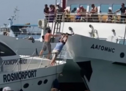 Видео: Трехпалубный теплоход «Дагомыс» почти врезался в катер в Сочи