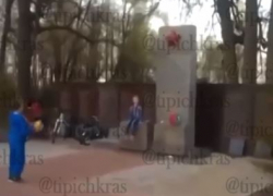  "Мне насрать, хоть 30 могил": в Краснодарском крае полиция проводит проверку после игр детишек у памятника героям ВОВ
