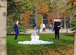 Молодожёны нарушают запрет и топчут газон в парке Галицкого