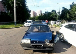В Краснодаре девушка за рулем «Хендай Соляриса» едва не погибла в ДТП с «девяностодевятой»
