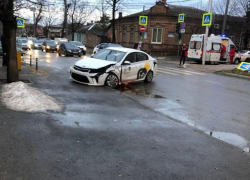 В Краснодаре столкнулись два такси