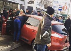 Машина врезалась в остановку с людьми в Краснодаре 