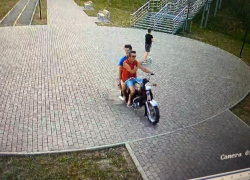 На скорости вылетел на тротуар: в Краснодарском крае полицейские ищут сбившего подростка мотоциклиста