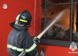 Огонь уничтожил складское здание с магазином в Краснодаре