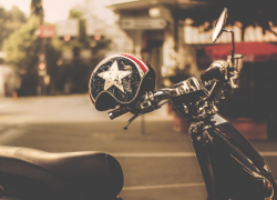 В Краснодаре гаишник ударил жезлом по голове доставщика еды из Delivery Club