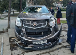  За цветами спешил: машина после ДТП вылетела на остановку в Краснодаре 