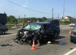 На Кубани Toyota Camry разнесло вдребезги в ДТП с КамАЗом