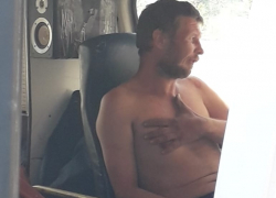 Рабочий залез на кран в Краснодаре, угрожая спрыгнуть