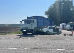 В Краснодарском крае в ДТП с КАМАЗом погибли мужчина и девушка