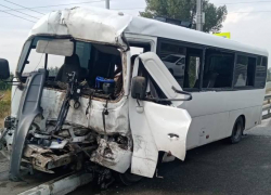 В Краснодарском крае три человека пострадали при таране маршруткой автобуса