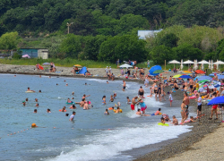 «Наша местная Абхазия»: отдыхающие устроили аншлаг на пляже Криницы