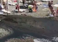 Море в Сочи окрасилось в черный цвет из-за мощного порыва канализации