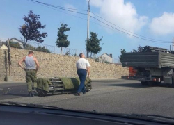 В Новороссийске военные уронили предмет похожий на бомбу на автодорогу
