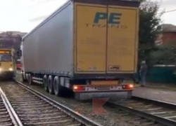 Застрявшая на трамвайных путях в Краснодаре фура собрала огромную пробку