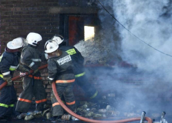 В Тимашевске загорелся большой склад на элеваторе