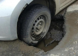 Асфальт «тает»: что делать, если вы пробили колесо в яме в Краснодарском крае