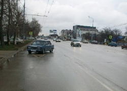 В Краснодаре под колеса машины попала 23-летняя девушка 