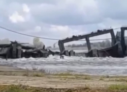 Появилось видео рухнувшего моста на Федоровском гидроузле в Краснодарском крае