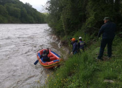 В Адыгее спасатели начали третий день поисков пропавших в реке Белой мужчин