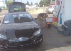  Как зарядить электромобиль на бензозаправке: «Лайфхак» для кубанских хозяев «Теслы» 