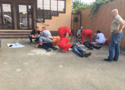 На Сормовской в Краснодаре автомобиль влетел в столб, три человека погибли