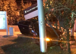 «Ягуар» на полном ходу снес остановку в Краснодаре