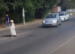 В Краснодаре маленькое привидение напугало водителей