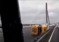 Разоблачение: Видео с падающими грузовиками на крымском мосту - фейк