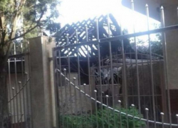 При крупном пожаре в Сочи пострадала пожилая женщина