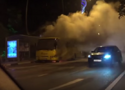 В центре Сочи на остановке вспыхнул пассажирский автобус