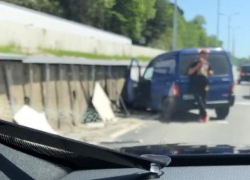 В Сочи уснувший за рулем водитель изуродовал новую подпорную стену