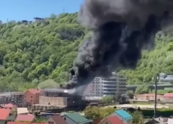 В Сочи загорелся четырехэтажный недострой