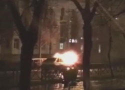 Очевидцы сняли на видео горящий в Краснодаре отечественный автомобиль