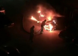 Два автомобиля сгорели во дворе жилого дома в Краснодаре 
