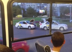 Два автомобиля «Яндекс.Такси» не поделили дорогу в Краснодаре 