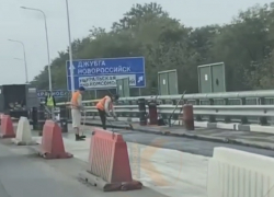 Краснодарцев, вставших в пробку на Восточном обходе, вновь возмутили двое рабочих, осуществляющих ремонт 