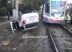 Новый трамвай протаранил легковушку в Краснодаре 