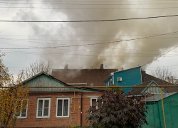 Двухэтажный дом загорелся в Краснодаре