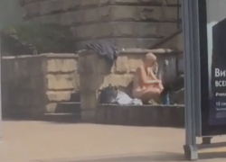 В центре Сочи голая девушка искупала себя струей из бутылки