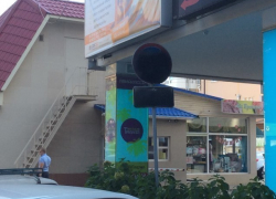 В Сочи противники дорожных знаков используют черную краску