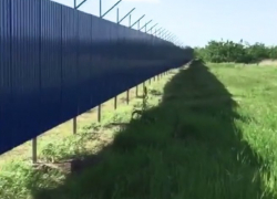 Парковую зону на Северо-Западе Краснодара оградили забором, «которого нет»