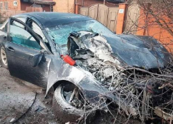 В Краснодаре иномарка снесла столб и дерево 
