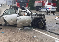 В Краснодарском крае фура раздавила легковушку